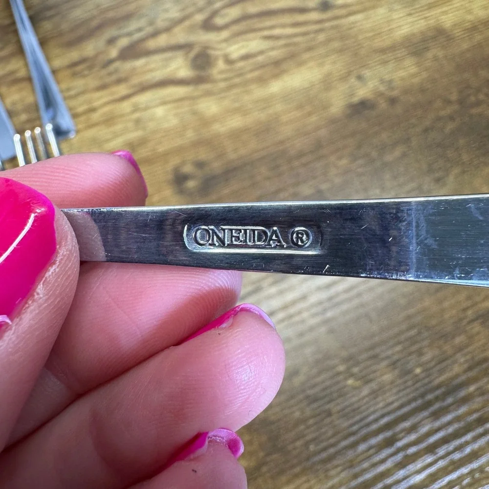 Oneida Stainless Flatware Set 26 Piece Tapered Handle Glossy Silver 89-223‎